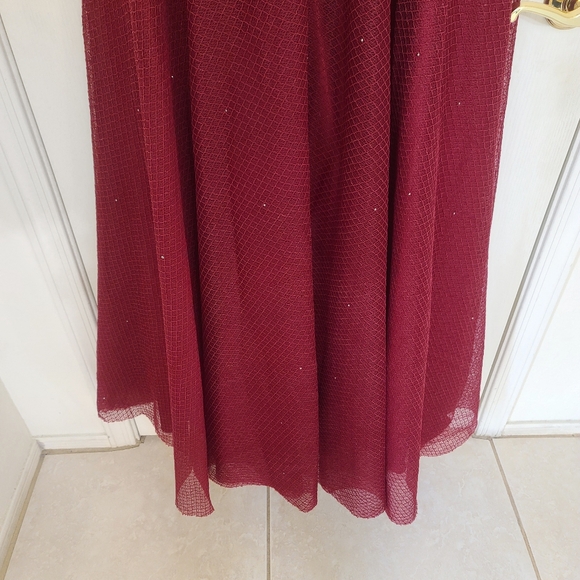 Mac Duggal | Floral Applique A-line Evening Gown in Burgundy Style 11152 Size 12 - Picture 9 of 15